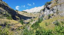 Vue d'ensemble du site en arrivant du parking. Les voies sont situées sur les falaises à gauche. / Les Étroits (Provence-Alpes-Côte d'Azur)