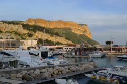 Vue de la falaise depuis Cassis. / Cap Canaille