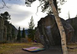 Alex Johnson  dans One Ton Ho V9  / Poudre canyon (bouldering)