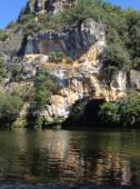 vue du sitePsychobloc bien sympa au niveau de la grotte avec beaucoup d'eau ! Aucune idée de la cotation et jusqu'où on peut monter... A retester. Mini rope swing sur l'arbre à coté également. / Le Cingle de Montfort