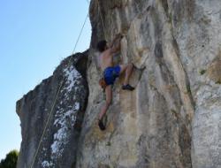 Théo Tesnetrad  dans Meurtrière 6b  / Falaise du Château
