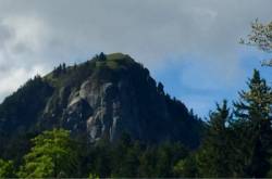 Vue depuis le parking. / Le Capucin (Mont-Dore)