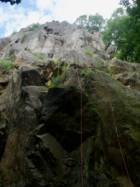 Voie n°8La corde n'est pas passée dans le relais, il reste 2 anneaux (et le crux) à passer / Vieux-Vy-sur-Couesnon