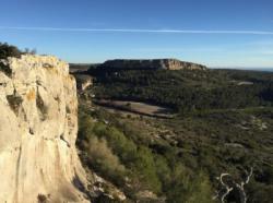 Un petit bout du secteur et au fond une falaise interdite à l'escalade / La Clape (Les Crêtes de Vires)