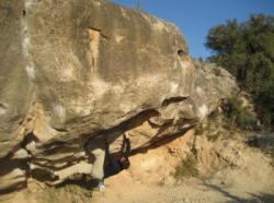 Guilhem  dans un 6b+ (départ assis) du secteur Universitat / El Cogul