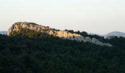 Vue de la falaise au soleil couchant. / Saint-Chinian